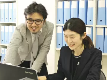 現場研修はロープレが中心｡写真の先輩スタッフひとりに新人ひとりがつく｢ブラザー･シスター制度｣です｡