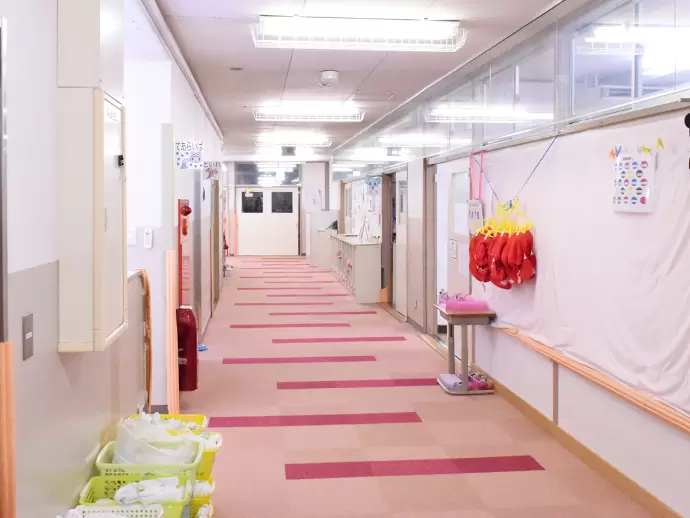 元々は小学校だった場所を使っているので、廊下も教室も広く開放感があります！