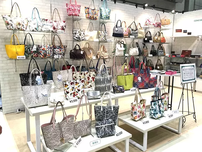 年に1～2回、社外展示会に出展。自社オリジナルバッグは売れ筋の定番商品もあり、得意先からも好評です。