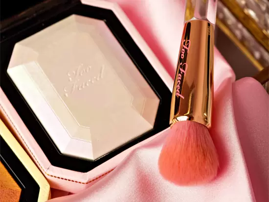 ★WE ARE A SERIOUS MAKEUP BRAND．THAT KNOWS HOW TO HAVE fun★