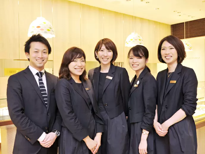 男性スタッフも活躍中！20代活躍中です。ご応募を心よりお待ちしています。