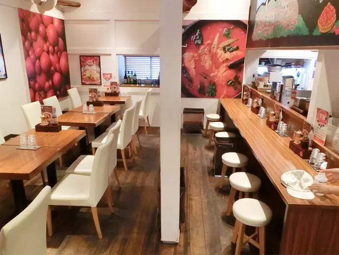 ≪太陽のトマト麺≫店内はオシャレなカフェ風のデザイン♪お客様も女性が多いことが特徴です。