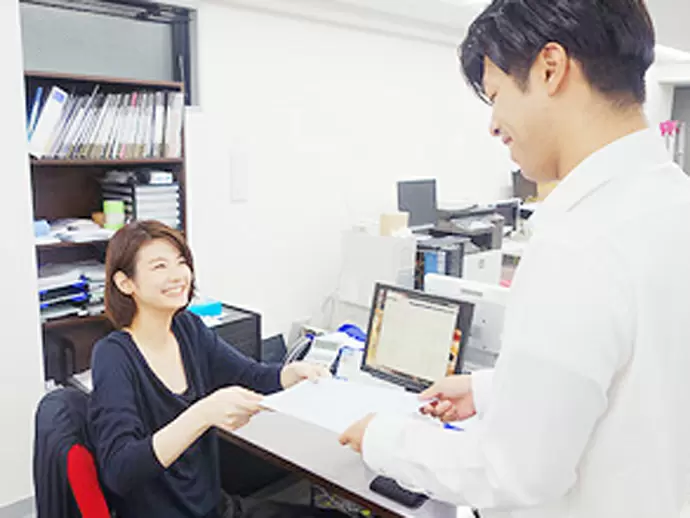 会社を裏で支える事務のお仕事。自然と社内外から信頼を寄せられるポジションです。
