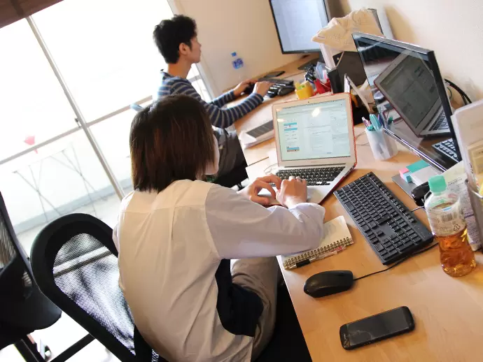 木目調のデスクが特徴的なオフィスは採光性に優れており、明るい雰囲気です！