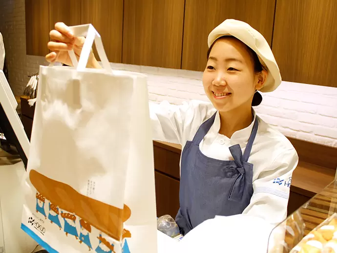 レジ打ちもお客さまとのコミュニケーションのチャンス！感謝の一言を添えて、笑顔を提供しましょう♪