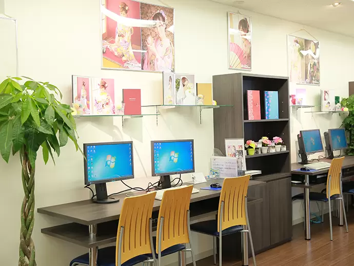 お客様がゆっくり写真選びをできるように、店舗の内装はアットホームな雰囲気です。