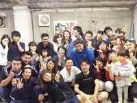 ▲会社の1FでBBQ大会！自由参加でみんなで食事に行ったりカラオケしたり楽しんでいます♪