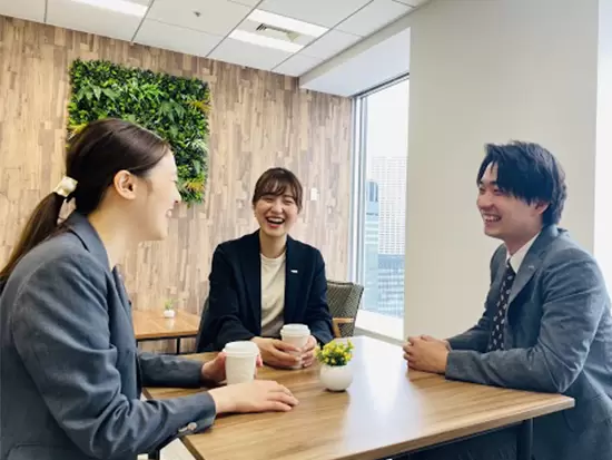 20代の若手社員が多く、ベンチャーらしい活気ある社風です。