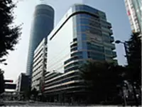 オフィスは新横浜駅からすぐ。きれいなビルです。