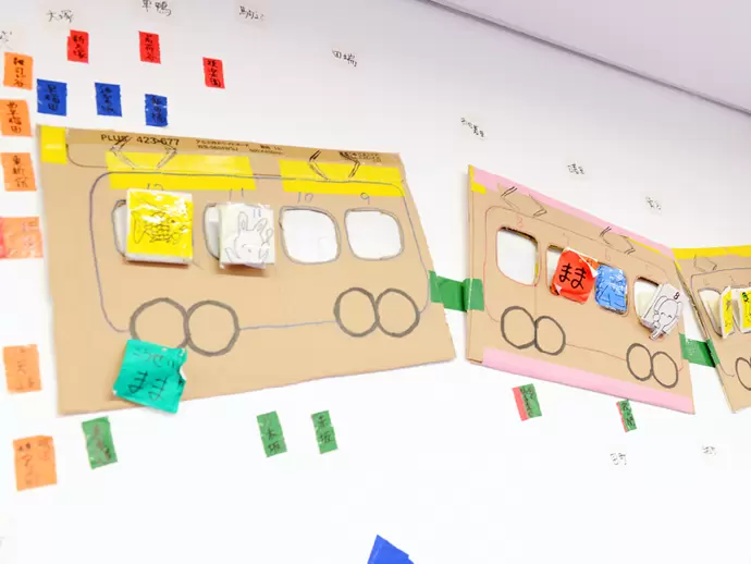 「スタジオそら」の壁には子どもたちの作品も。