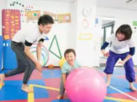 子ども1人に対してスタッフ1～2名体制。しっかりとサポートしています。