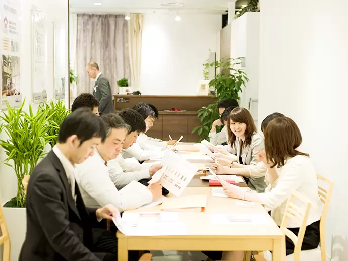 社内でチームとなり、お仕事をすすめていきます。