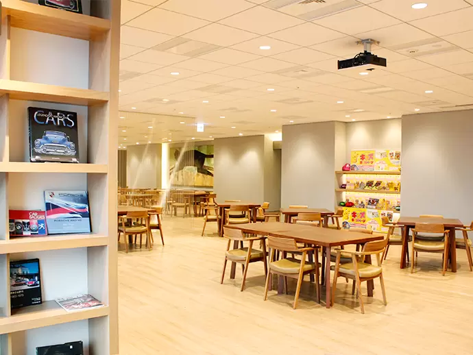 おシャレなインテリアやオブジェが並ぶCCC Caféでは打ち合わせなどが行われています。