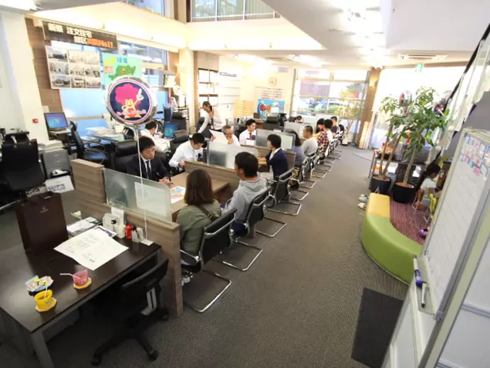 広々とした店舗でお客様を気持ちよくお出迎えします♪