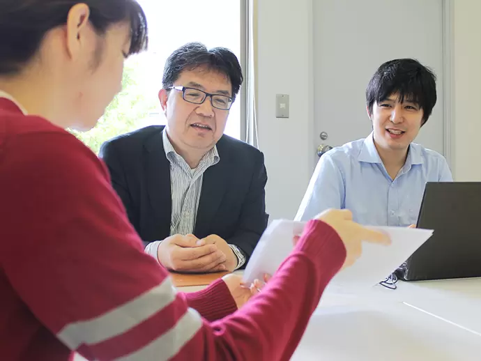 わからないことがあれば、どんな些細なことでも教えてもらえる環境。聞きづらさはありませんよ！