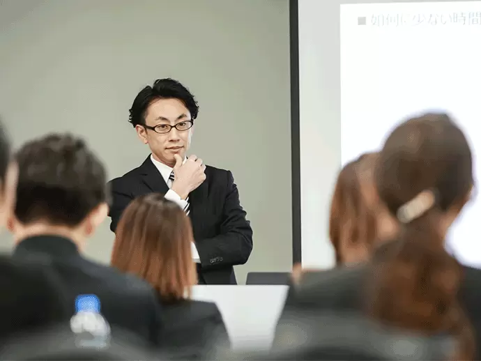 定期的に社内外の講師と研修の実施をしています。