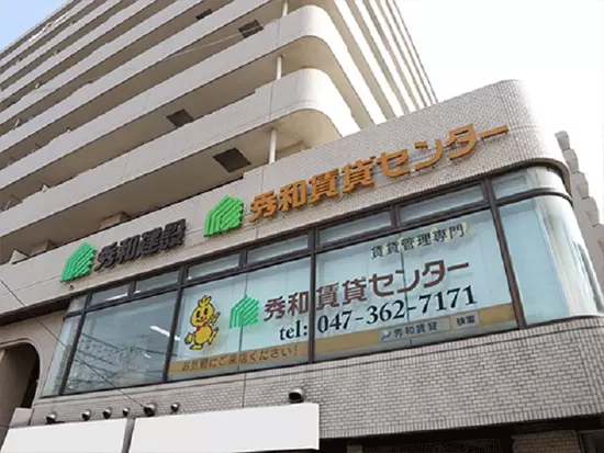 松戸駅東口より徒歩2分の好立地。周囲にはコンビニや飲食店も多く、通勤にも便利です。