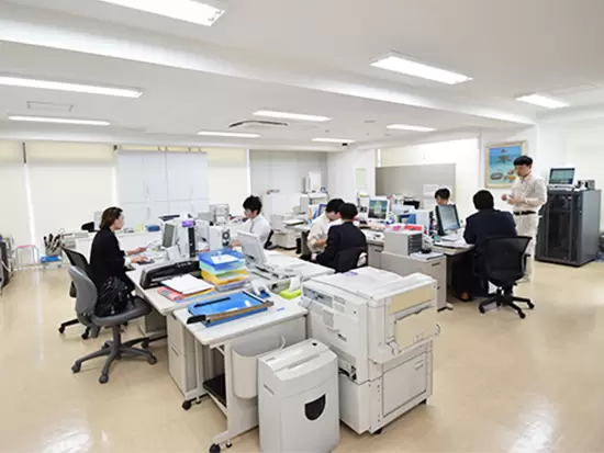 明るくオープンな雰囲気のオフィス。最初は先輩社員のサポート役として活躍してください。