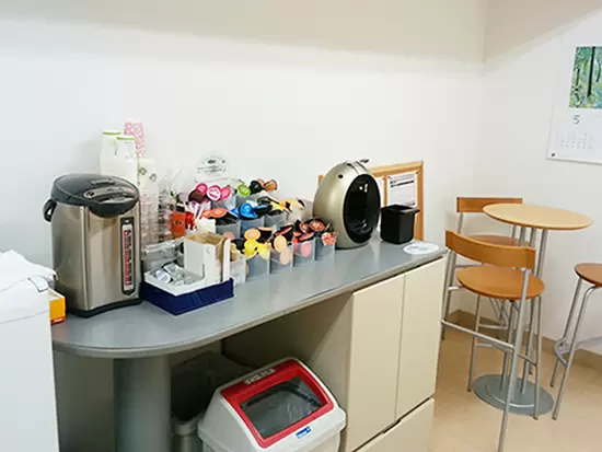 オフィススペースの一角にはカフェコーナーもあり、好きなときに好きなドリンクが飲み放題です♪