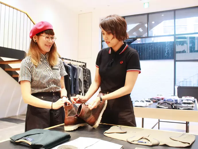 女性スタッフも多数活躍中。店長などの管理職にも女性社員がおり、長期的にキャリアを形成できます。