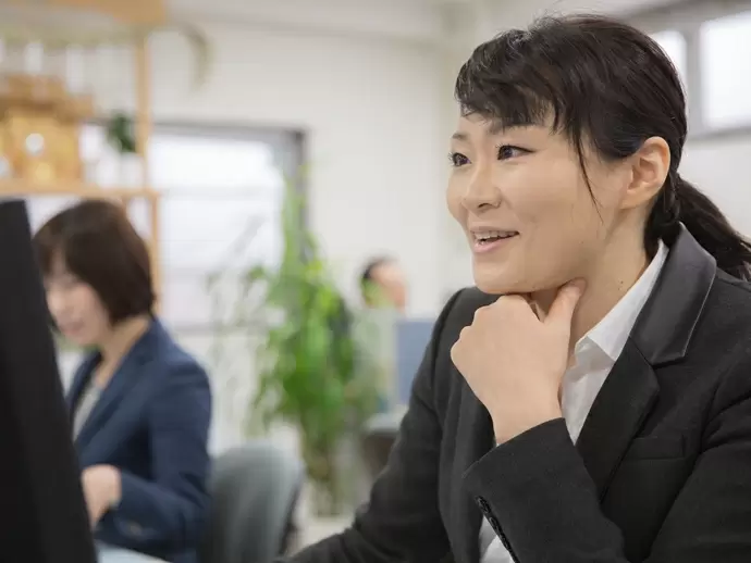 ▲本社は駅から徒歩1分と好立地です。明るく元気なのが当社の特徴です！