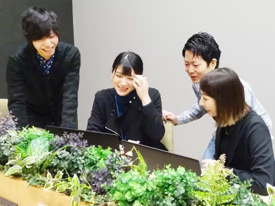 フリーアドレス制度を導入しているからスタッフ同士のコミュニケーションも弾んでいます◎