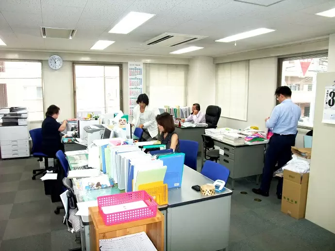 社内は広々したスペースで落ち着いた雰囲気です。