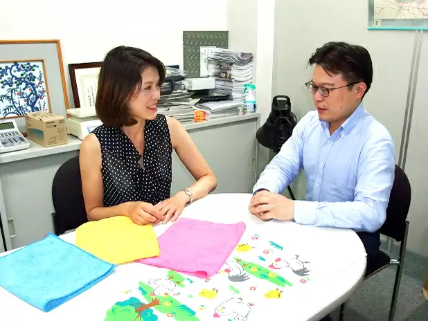 社内は温かみがあり和気あいあいとしております。