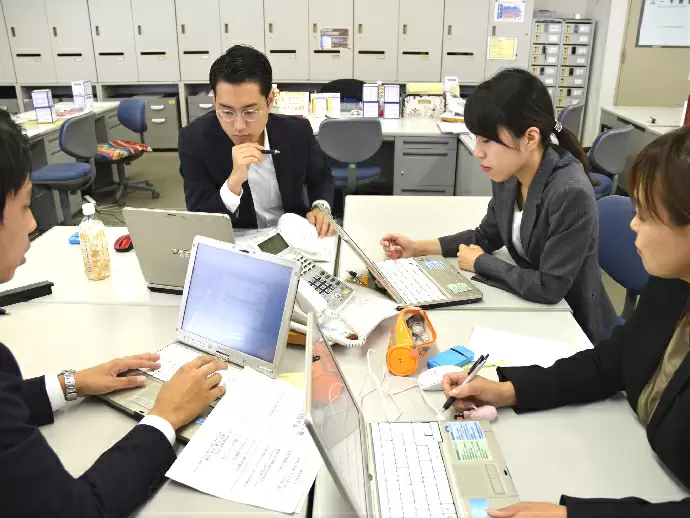 チームワークを重視している当社。日々の勉強会で、常にお互いのノウハウを共有しています。