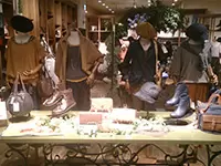 圧倒的な品揃え数を誇る商品はもちろん、こだわりを持った内装が、居心地よい空間を作り上げます
