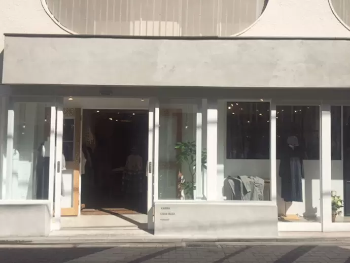 おしゃれな雑貨屋が並ぶ通りでも、目を引く素敵な外観♪(吉祥寺店）