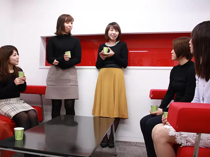 20代～30代のメンバーが中⼼。活気溢れる職場環境も魅⼒のひとつです。