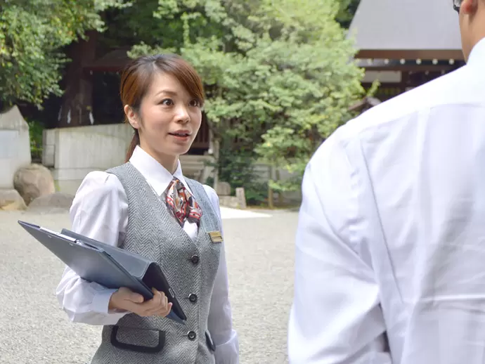 境内で挙式のご説明をしたりと、乃木神社の独特の雰囲気を味わいながらお仕事ができます。