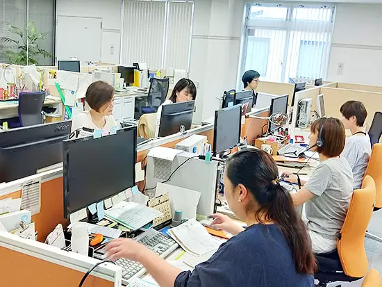 本社・総務部のオフィス。みんな仲が良く、にぎやかな職場です。定時退社でメリハリを持って働ける♪