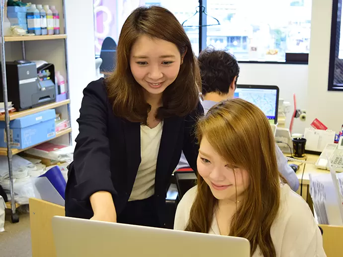分からないことは先輩が親身になって教えてくれます♪