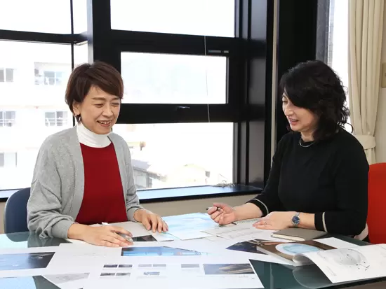 4階の広いオフィスは眺めのいい開放的な空間です。（静岡本社）