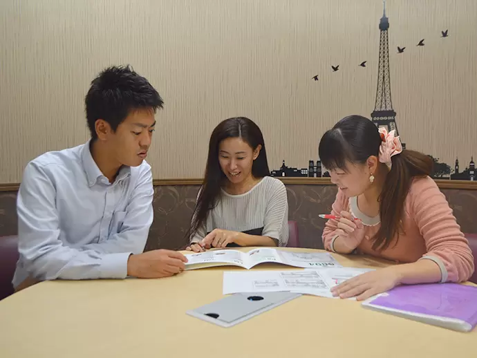 打ち合わせ風景。社歴・男女問わず仲の良い社風が魅力です！