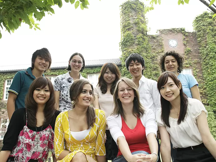 国際色あふれるキャンパス。日々さまざまな課題に向き合う学生たちに寄り添うのが、私たちの仕事です。