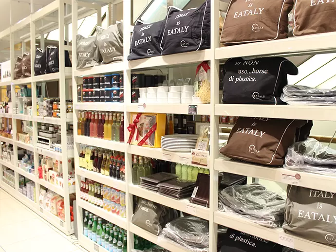 お店にはグッズやチョコなど、多彩な商品がズラリ♪イタリアのトレンド商品が輸入されています！