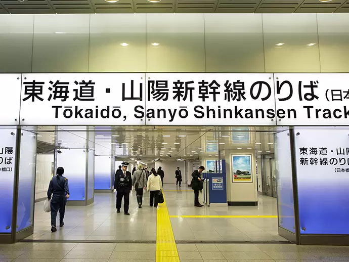 当社は新幹線のりばの大きな看板も手がけ、多くの方の生活を支えています。