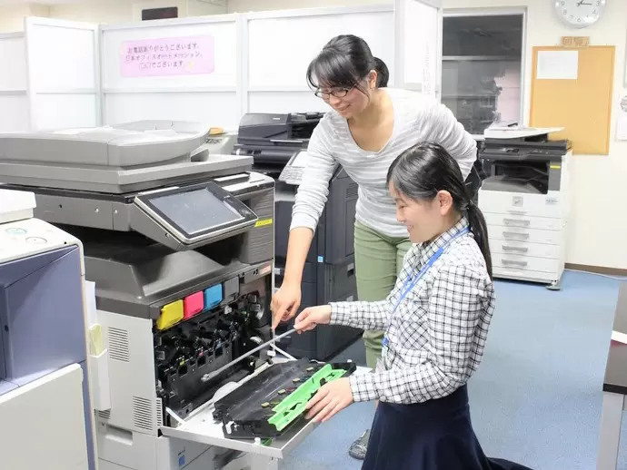 実際に機械を操作して研修を行っている様子。わからないことは何でも聞ける環境なので、ご安心くださいね♪