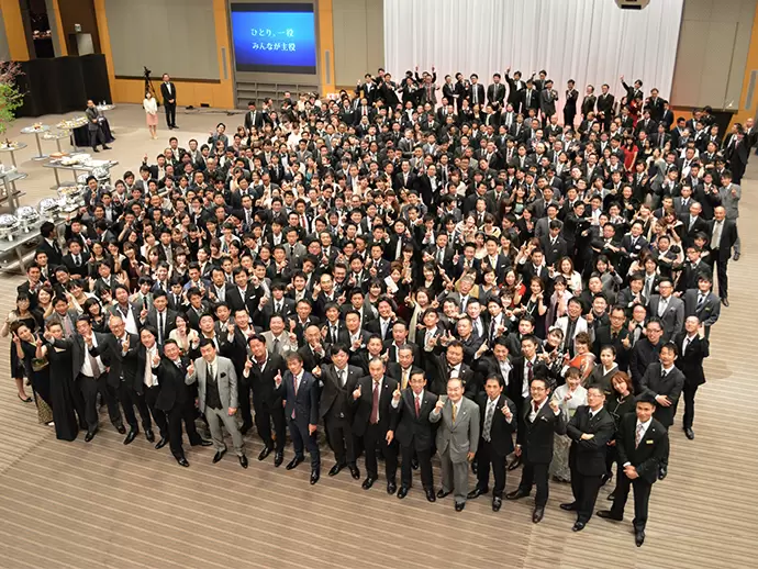 25周年記念パーティでの一枚。2015年には東証二部での上場を果たしました！