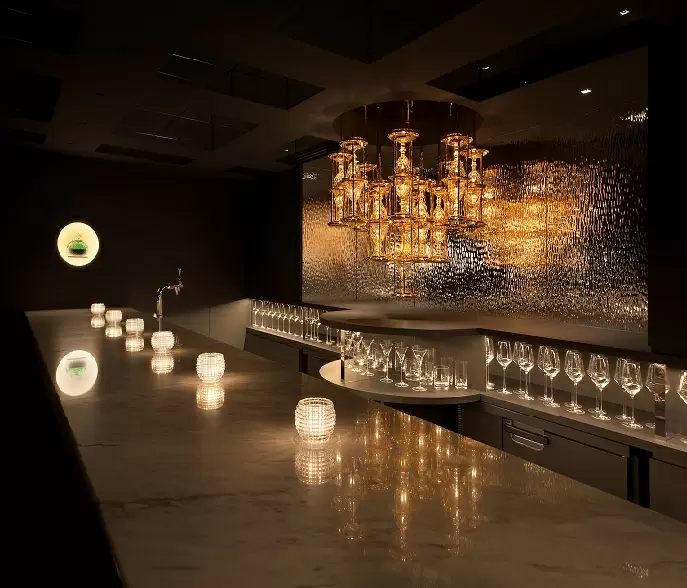 bar h(アッシュ)のカウンター：豪華なシャンデリアとこだわりのクリスタルグラスを使用しています。