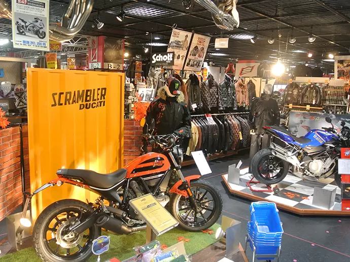 大型バイク専門店として、充実の品揃えと豊富な知識量でライダーのニーズに応えています。