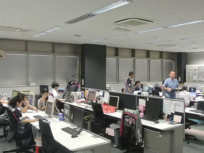 あなたが主に働くことになる本社オフィス。ゆったりとしたスペースで仕事もしやすい環境です！