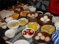 中国は、料理が美味しいことでも有名。本場の料理をご賞味あれ。