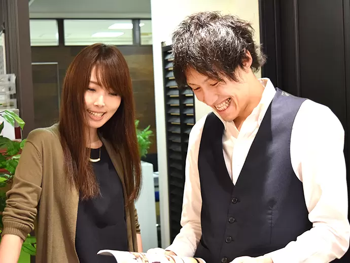 男女が仲が良いのも当社の特徴のひとつ。日々楽しみながら業務に取り組んでいます。