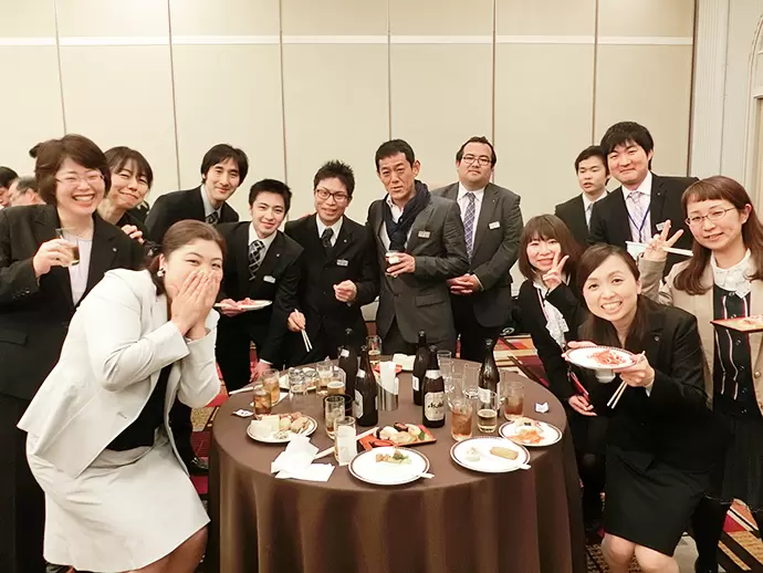 全社会議懇親会の一コマ。社員一同、和気あいあいと働いています♪