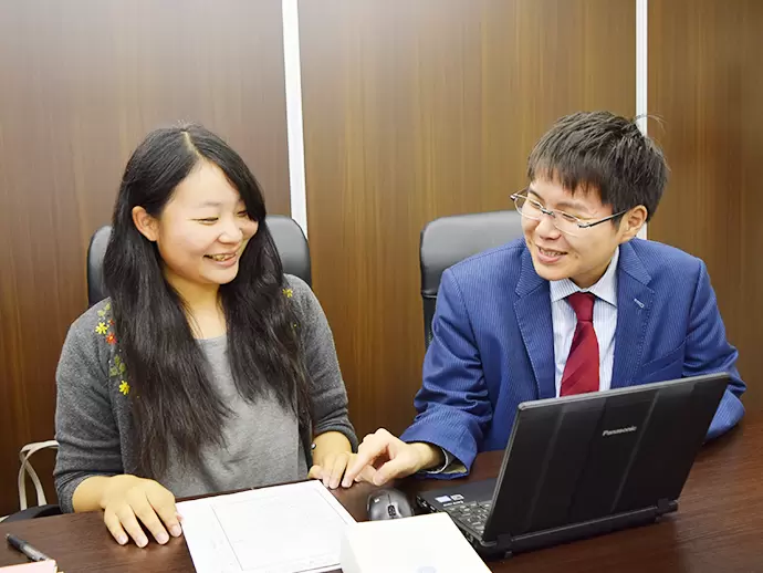 一人ひとりとの距離が近いのは当事務所の魅力！弁護士、スタッフが同じ部屋で仕事をしています。