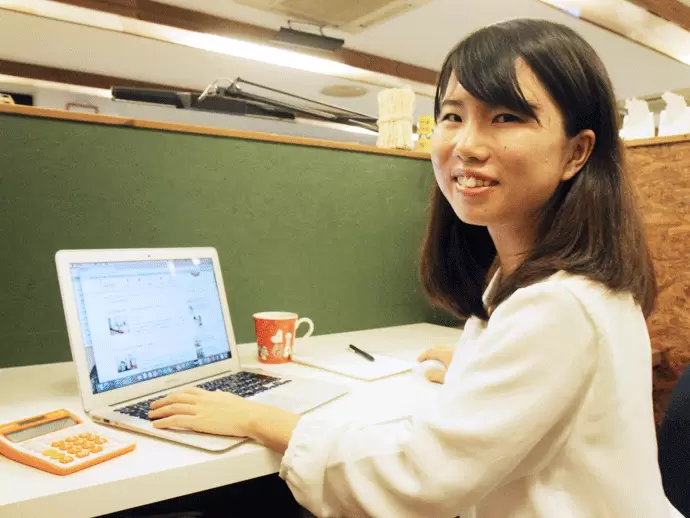 先輩社員・藤村さんのお仕事中の様子。デスクも広くて使いやすいです。